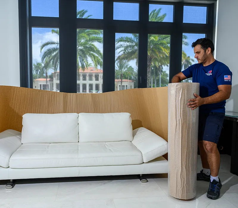Confiança mover wrapping a white sofa in a luxury home