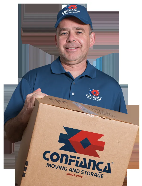 Confiança mover in company cap and polo holding a branded box